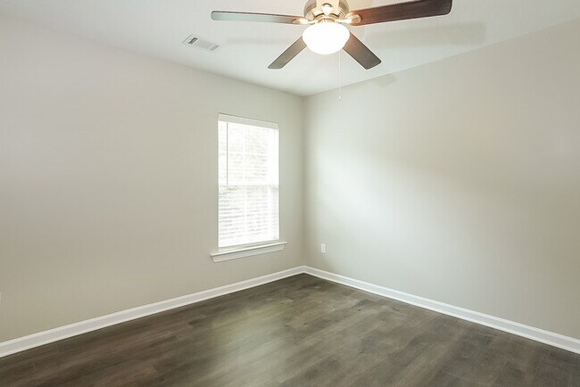 Building Photo - 911 Chesford Dr