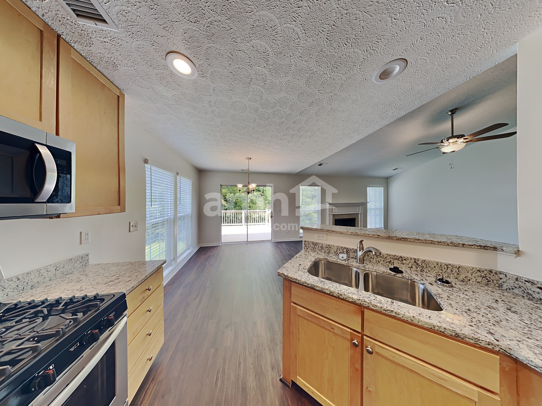 Building Photo - 419 Creekside Ln