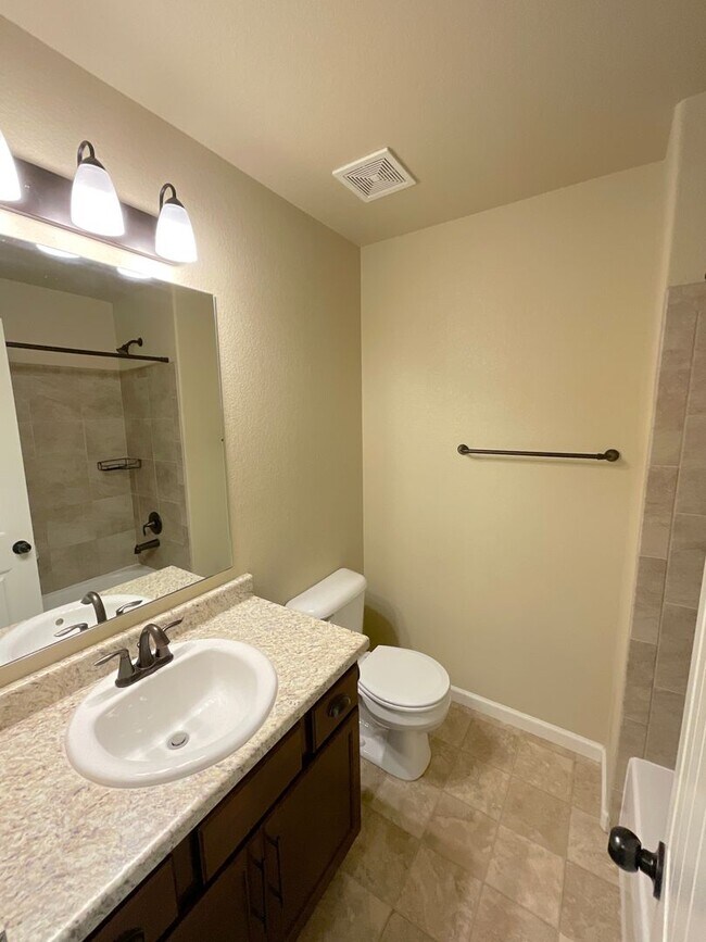 Building Photo - 3 Bedroom Townhome Available Near Dublin Blvd & Bridle Pass Dr!