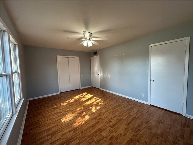 Building Photo - 117 Holly Dr