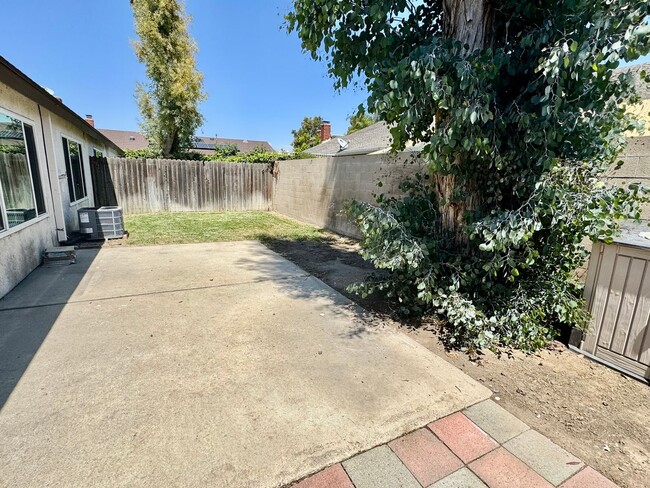 Building Photo - Recently renovated 3 bedroom, 2 bath unit ...
