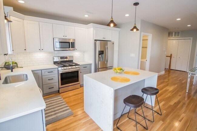 Building Photo - 792 Saratoga St