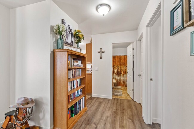 Building Photo - Great Three Bedroom Condo in Belgrade!
