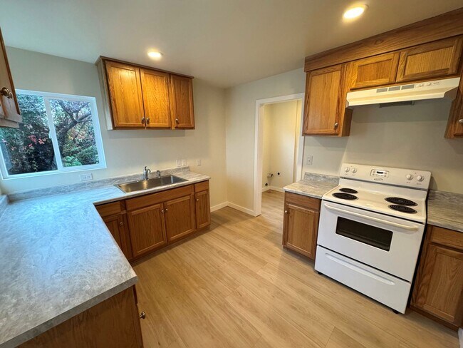 Building Photo - 2+1 Quaint Midtown Ventura Home