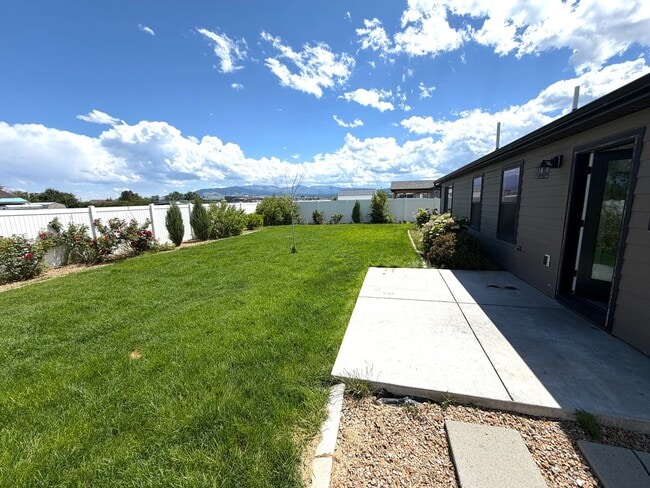 Building Photo - Single Level 3 Bed / 2 bath Home; Pet Friendly, Fenced back yard, Double car Garage