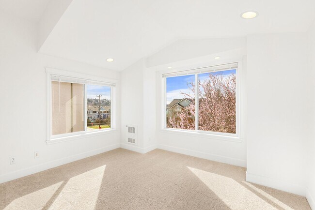 Building Photo - Fantastic Ballard 3 Bedroom 3 Bath Townhouse w/ Garage