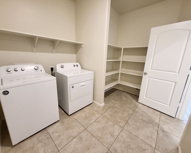 Building Photo - 3 Bedroom 2 Bathroom Magma Ranch Home