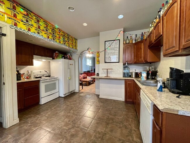 Building Photo - AVAILABLE NOW! Move-In Special! Half Off F...