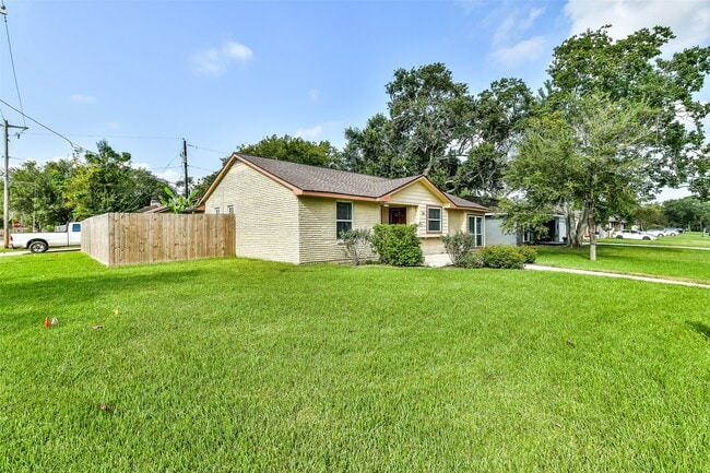 Building Photo - 304 Bellmar Ln