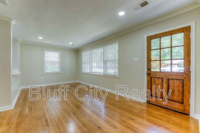 Building Photo - 1409 Dearing Rd