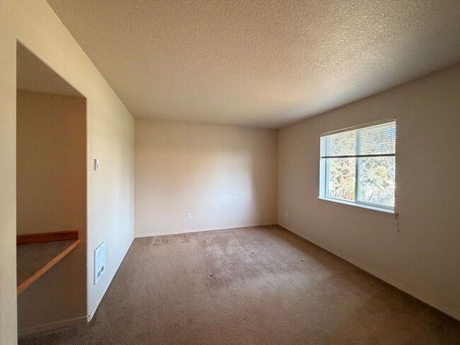 Building Photo - 2 Bedroom, 2 Bathroom Duplex in NE Bend – Available Late May