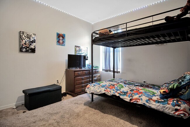 Building Photo - Discover this lovely 4-bedroom, 2-bath home in the sought-after Squires Grove community