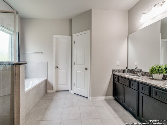 Building Photo - 4 Bedroom/3.5 Bathroom Alamo Ranch