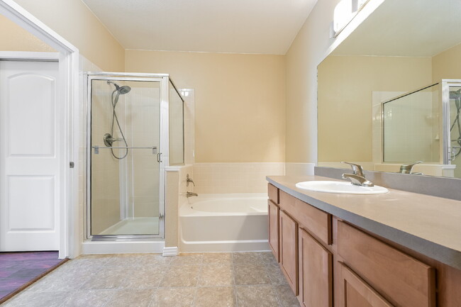 Building Photo - Your New Home Awaits in Lone Tree's Lincol...