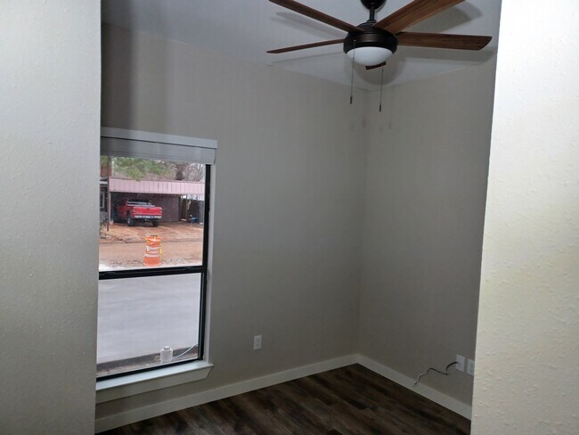 Building Photo - 1945 E Washington St