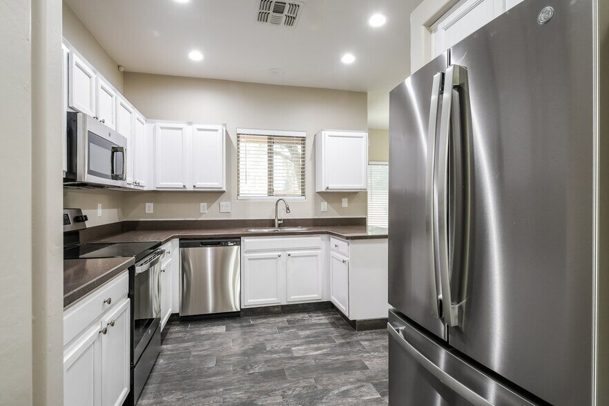 Building Photo - 1750 W Union Hills Dr