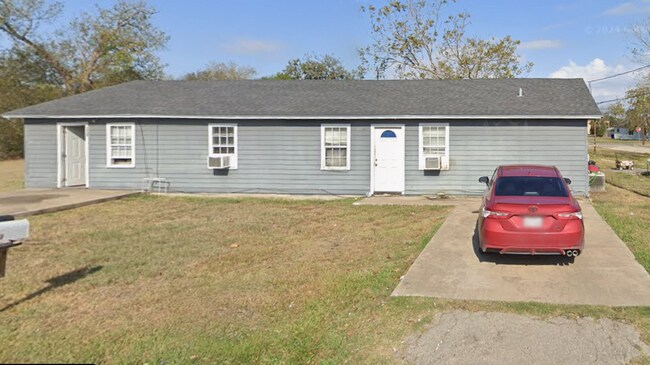 Building Photo - Yoakum - 503 A