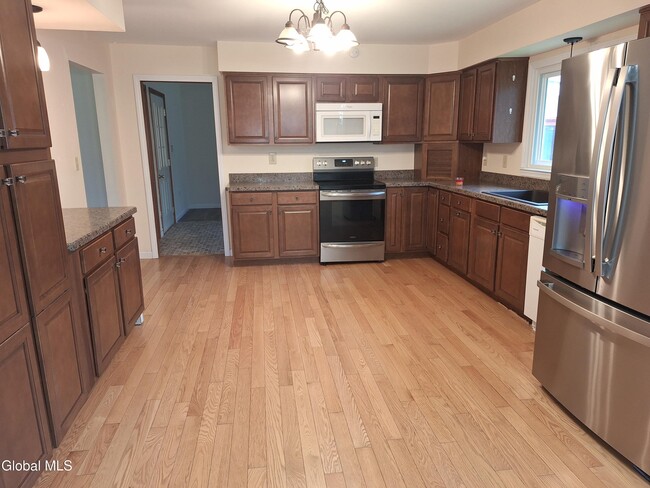 Building Photo - 1031 Saratoga Rd