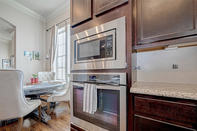 Building Photo - 2524 Sherwin St