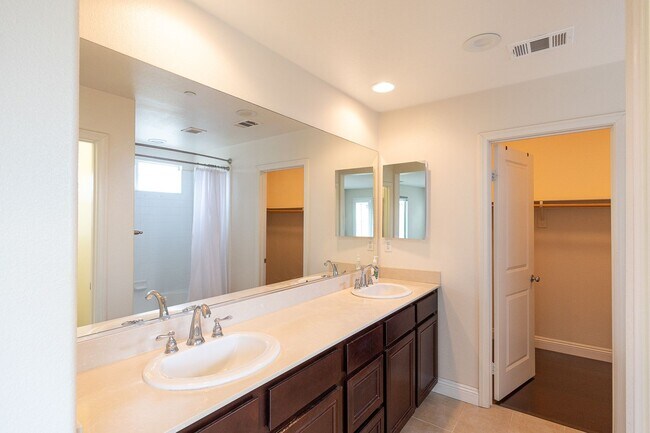 Building Photo - Beautifully Maintained 3 Bed, 2.5 Bath Home in Prime RiverPark Location