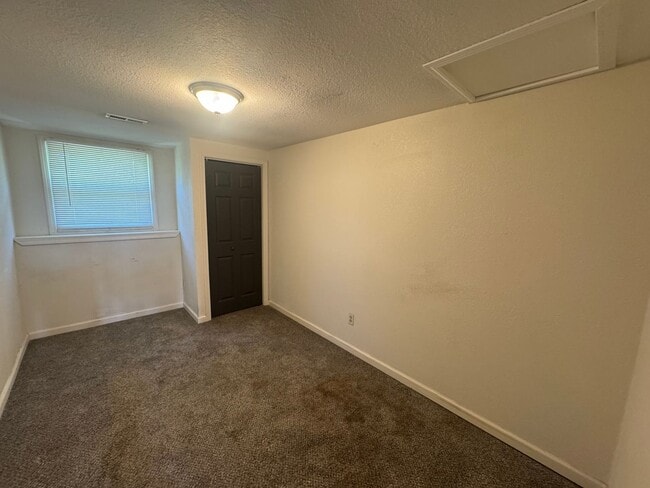Building Photo - $1000- 3 bed 1 bath - Single Family Home