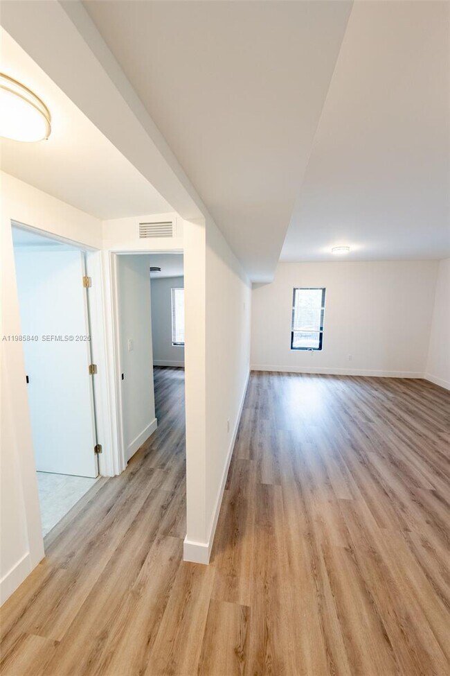 Building Photo - 618 SW 21st Ave