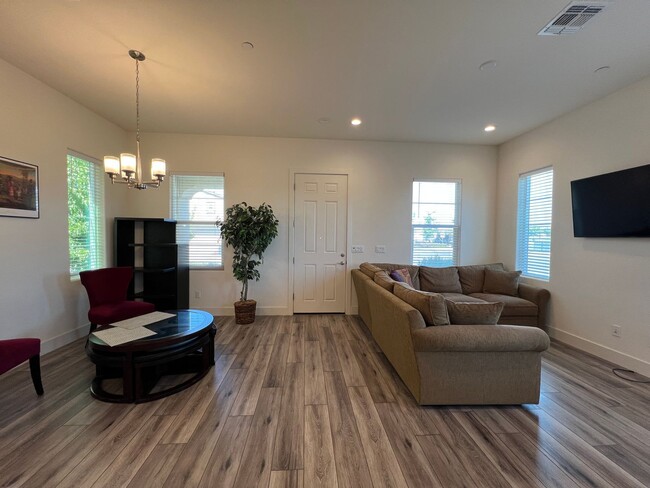 Building Photo - Beautiful Home Near Parks, Travel, And More!