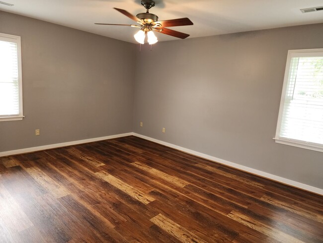 Building Photo - 3 Bedroom 2 Bath Brick Rancher in Mechanic...