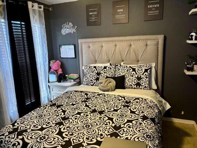 Building Photo - 981 SW McComkle Ave