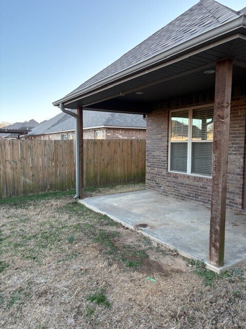 Building Photo - 1803 SW Stonegrove Rd