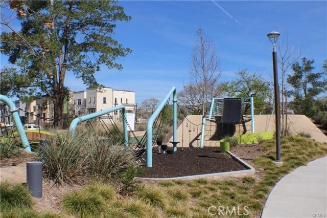 Building Photo - 140 Paramount