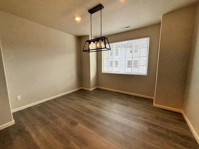 Building Photo - River Terrace townhome $500.00 off first full month of rent!