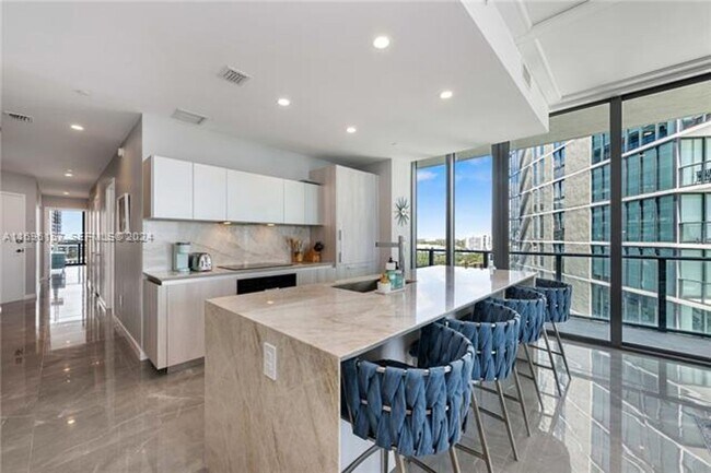 Building Photo - 480 NE 31st St