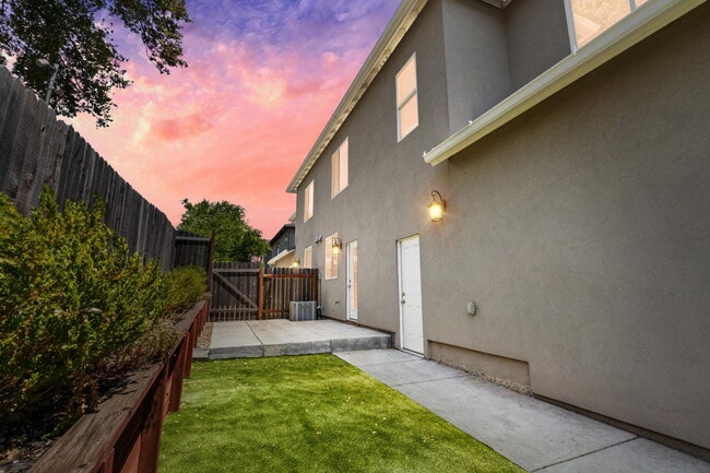 Building Photo - 5965 Hilltop Dr