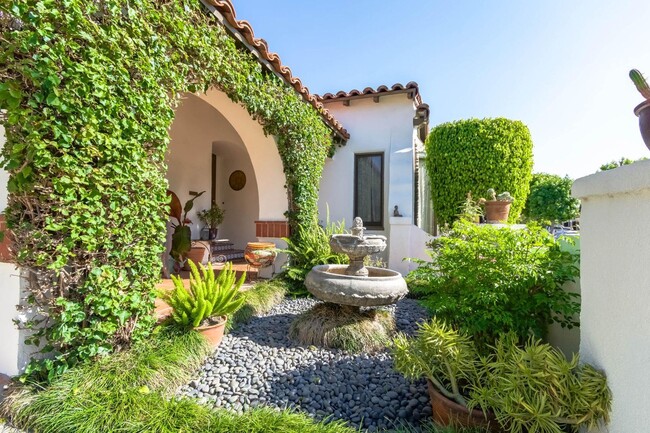 Building Photo - Beautiful Spanish Home In Prestigious Reyn...