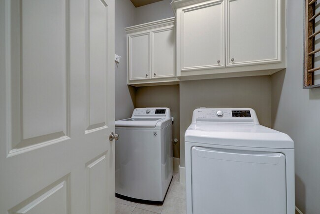 Building Photo - 1126 W 17th St