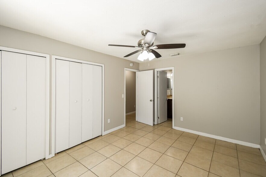 Building Photo - 1834 Manitoba Ct N