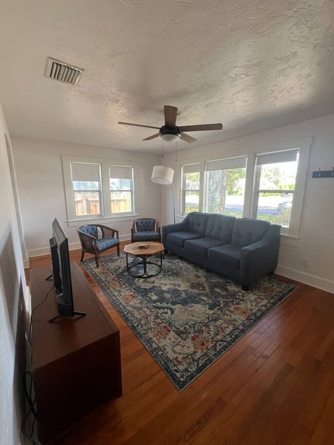 Building Photo - 2-Bedroom Home in Prime St. Pete Location!...