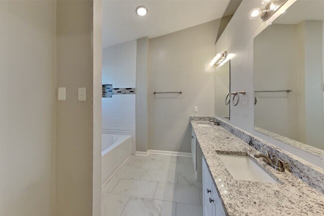 Building Photo - 2615 Silver Falls Dr