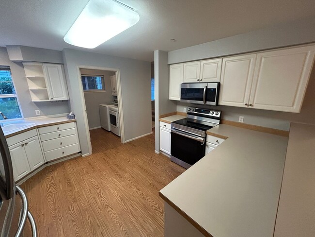 Building Photo - 3 Bed, 2.5 bath Townhome w/1-car garage in Highland Park neighborhood of Renton, $3,075/mo.
