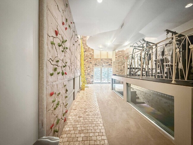 Building Photo - 602 S Front St