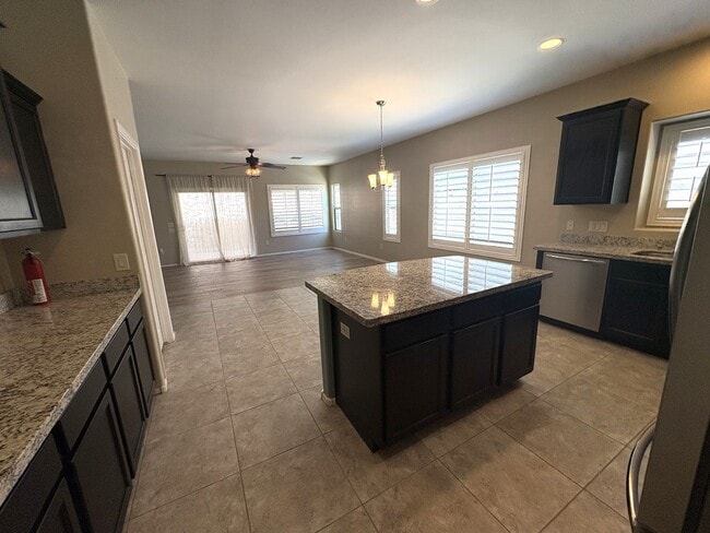Building Photo - 4 bedroom plus Den 3 car garage with sparkling pool Vail School District