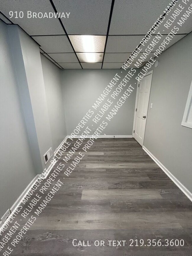 Building Photo - 910 Broadway-