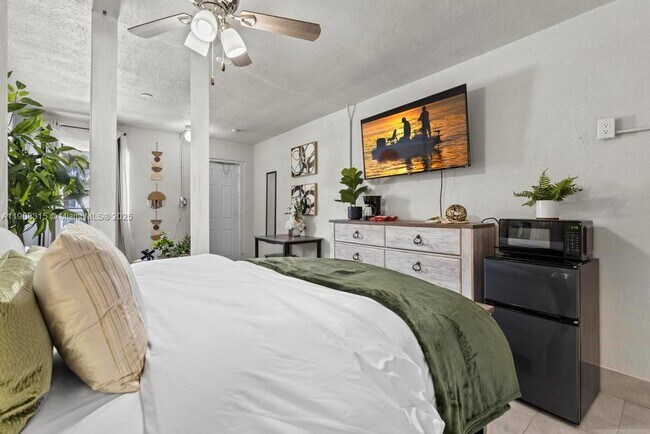 Building Photo - 12101 Everglades St