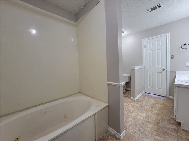 Building Photo - 8202 Quail Ct