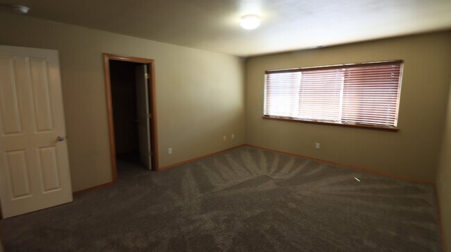 Building Photo - 3/2.5 Townhome in Redmond