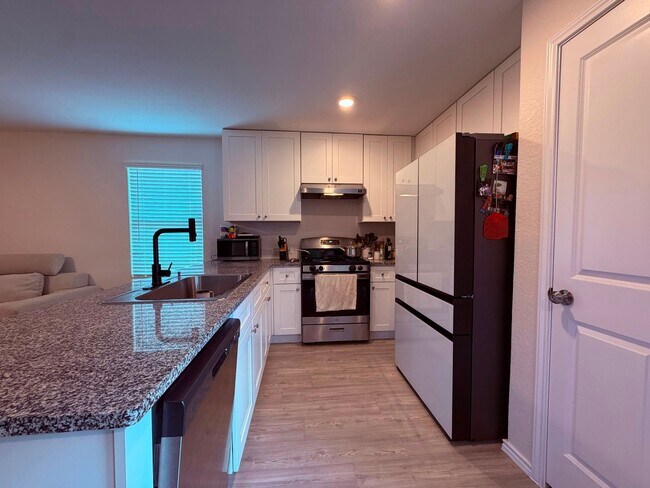 Building Photo - Modern Comfort Meets Convenient Living in San Antonio