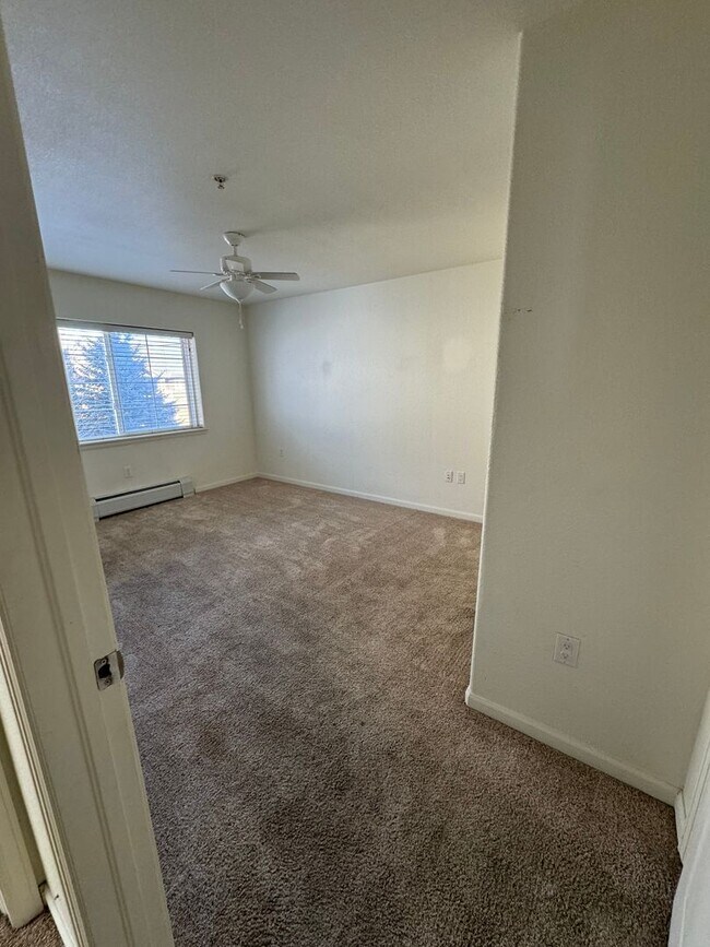 Building Photo - 3BD/2BA New Castle Apartment | 2-Car Garage| 1 Month FREE