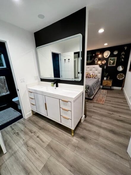 Master Suite - 2411 Prospect Ave