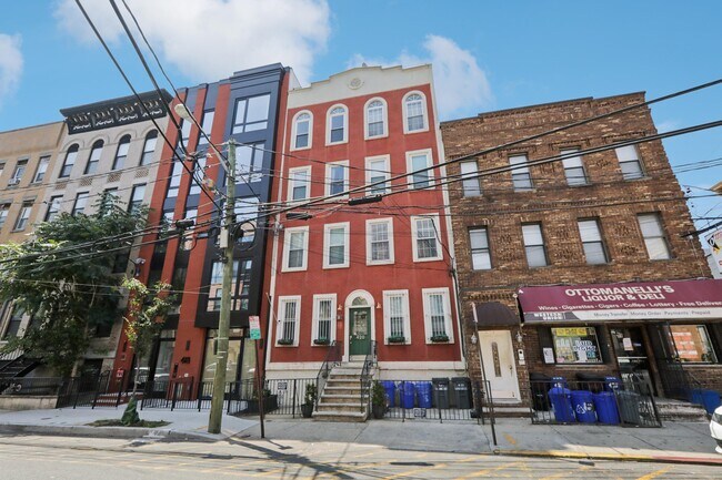 Building Photo - 420 Monroe St